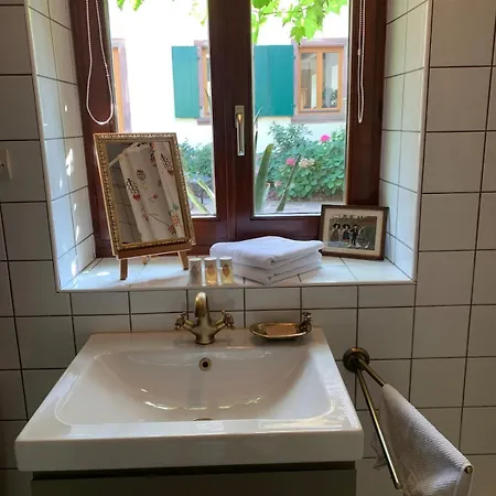 Maisonnette De Charme Avec Piscine *